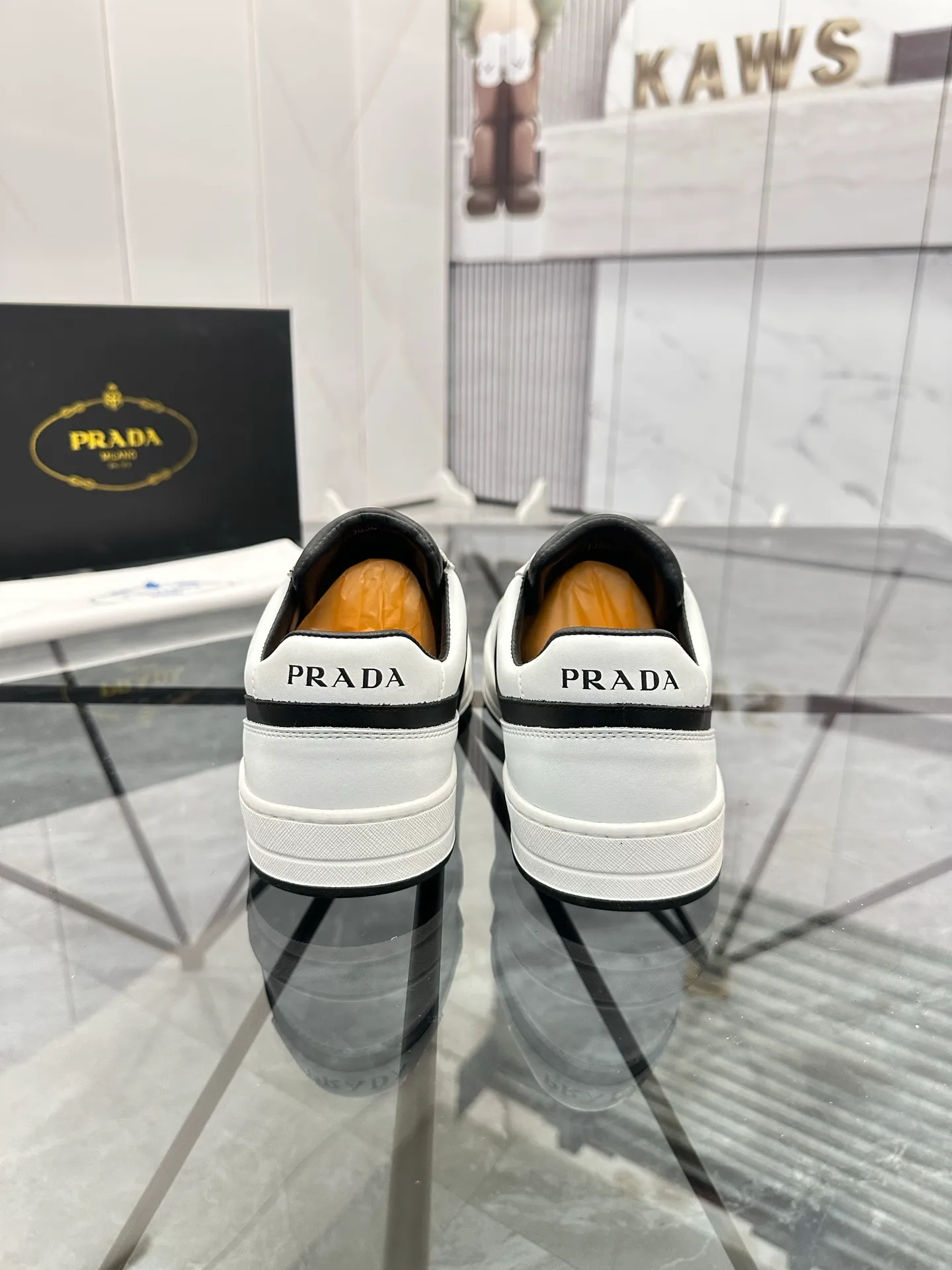 Men's shoes: 💰P400¥ Product trademark: Prada *"Prada*" low-top casual shoes Regular size: 38-44 (can be customized to 45) Product materials: imported cowhide upper, sheepskin lining, original outsole. Number: 020